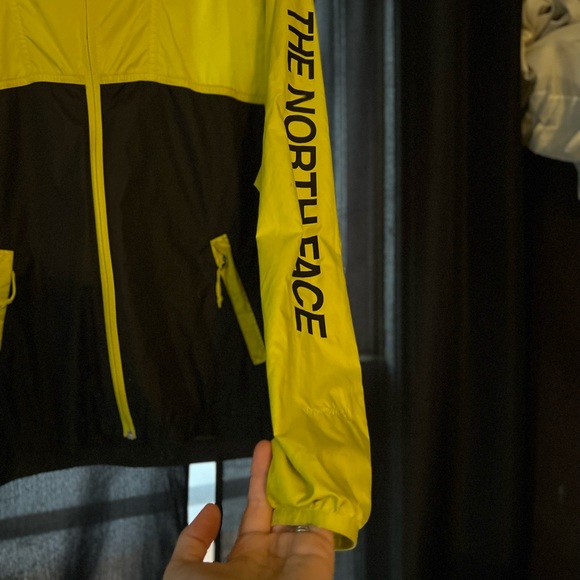 The northface windbreaker - Picture 4 of 8
